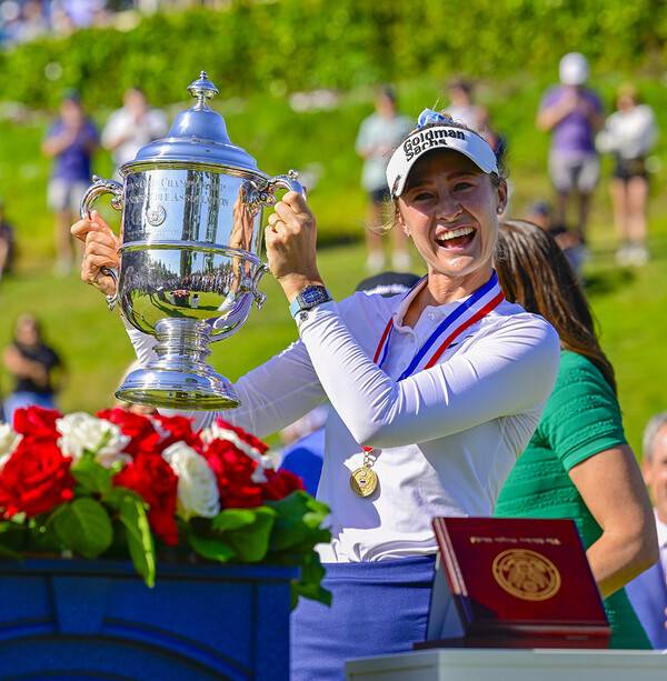 전인지, 김세영 프로 등과 우승 경쟁한 2026년 미국여자프로골프(LPGA) 투어 메이저 대회 제81회 US여자오픈에서 우승을 차지한 세계랭킹 1위 넬리 코다(미국)가 시상식에서 우승 트로피를 들어올리며 기뻐하는 모습이다. 사진제공=USGA/Logan Whitton (사진을 무단으로 사용하지 마십시오.)