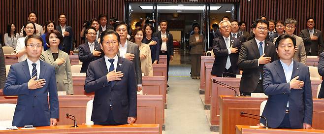 정청래 더불어민주당 대표와 한병도 원내대표 등이 지난 5일 오후 국회에서 열린 의원총회에서 국기에 대한 경례를 하고 있다. 김정효 기자 hyopd@hani.co.kr