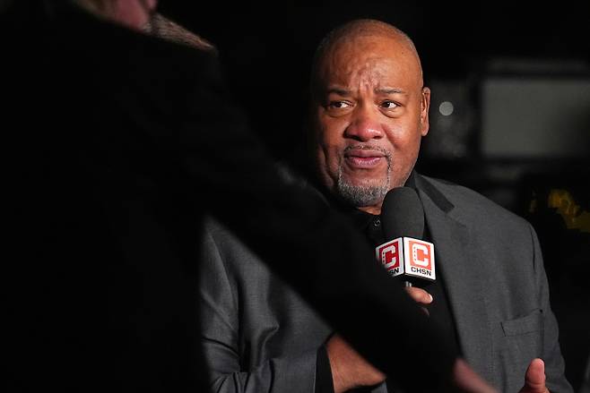 <yonhap photo-0902=""> FILE - Chicago Bulls television announcer Stacey King attends the first half of an NBA basketball game, Nov. 17, 2025, in Denver. (AP Photo/David Zalubowski, File) FILE/2026-06-08 05:13:01/ <저작권자 ⓒ 1980~2026 ㈜연합뉴스. 무단 전재 재배포 금지, AI 학습 및 활용 금지></yonhap>