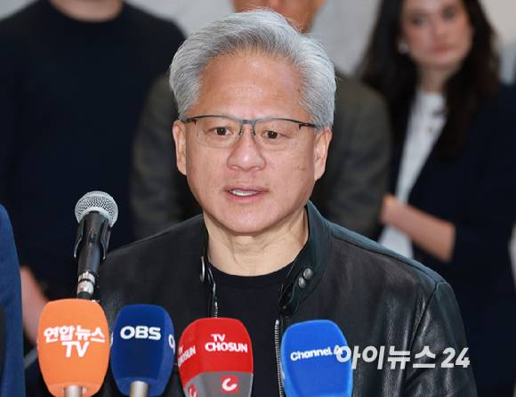 젠슨 황 엔비디아 최고경영자(CEO)가 8일 서울 종로구 SK서린빌딩에 방문해 최태원 SK그룹 회장과 면담을 마치고 취재진과 질의 응답을 갖고 있다. [사진=정소희 기자]