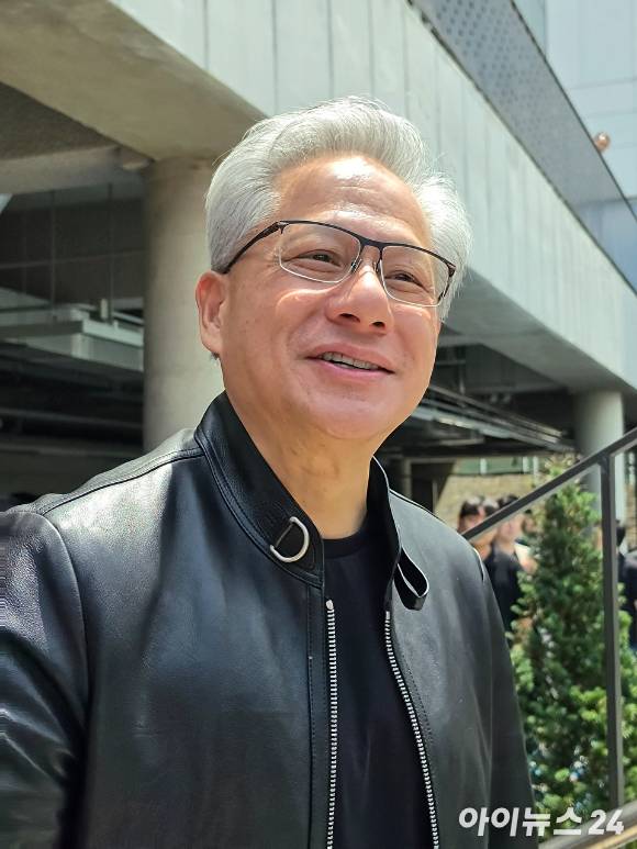 젠슨 황 엔비디아 CEO가 8일 서울대학교 해동첨단공학관을 찾아 학생들을 격려하기 위해 행사장 안으로 들어가고 있다. [사진=황세웅 기자]