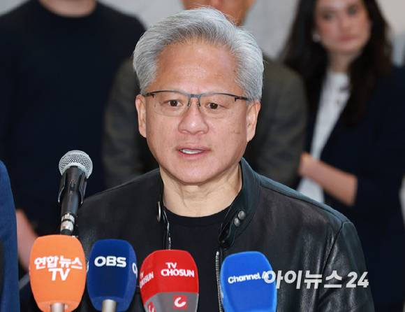 젠슨 황 엔비디아 최고경영자(CEO)가 8일 서울 종로구 SK서린빌딩에 방문해 최태원 SK그룹 회장과 면담을 마치고 취재진과 질의 응답을 갖고 있다.[사진=정소희 기자]