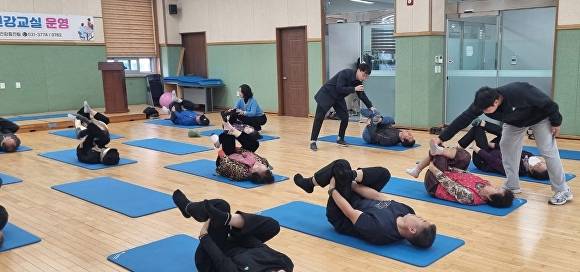 해남군민들이 고혈압 건강교실 프로그램을 참여하고 있다. [사진=해남군청]