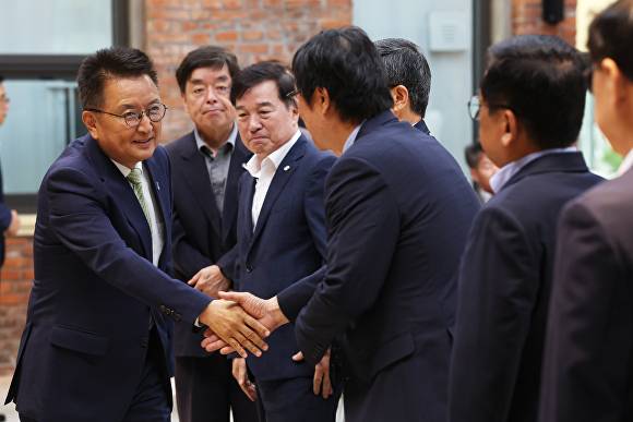 8일 충북도 확대간부회의에서 김영환(왼쪽) 지사가 직원들과 악수하고 있다. [사진=충북도]