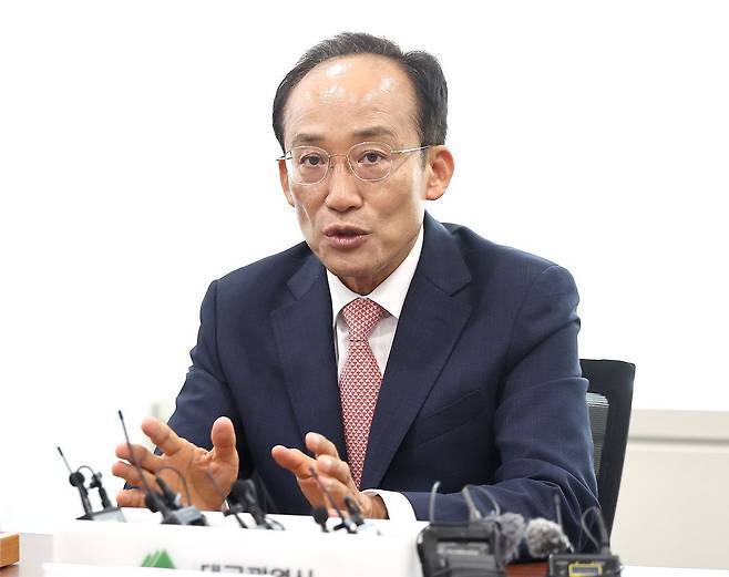 국민의힘 추경호 대구시장 당선인이 지난 5일 대구 동구 신천동 대구정책연구원에서 김정기 대구시장 권한대행을 비롯한 대구시 관계자들의 업무 보고에 앞서 모두발언 하고 있다. 연합뉴스