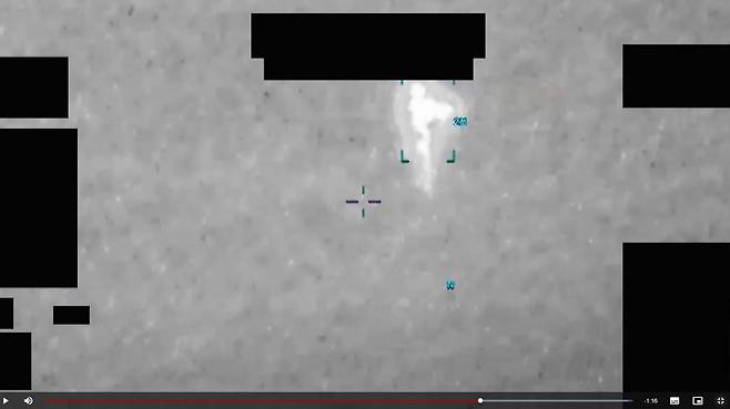 미 국방부가 지난달 22일 공개한 UAP 영상 캡처. 2020년 미군 적외선 센서에 사람 형체처럼 보이는 대비 영역이 포착됐다. 미 국방부