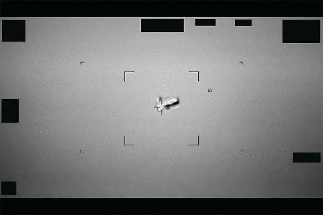 미 국방부가 지난달 8일 공개한 UAP 관련 자료. 2024년 미 인도·태평양사령부가 보고한 자료로 럭비공 모양의 미확인 물체가 보인다. 미 국방부
