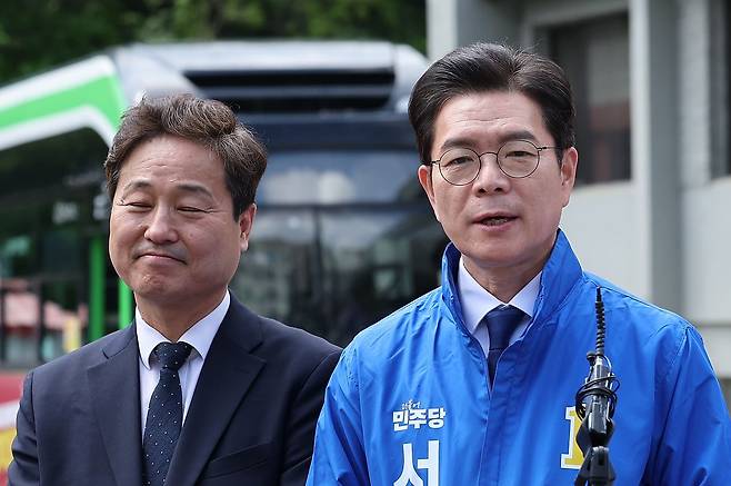 정원오 더불어민주당 당시 서울시장 후보(오른쪽)가 지난 4월 29일 서울 성북구 정릉공영차고지에서 열린 '찾아가는 현장: 정릉차고지편'에서 한 시민의 정책 제안을 전달 받은 후 발언하고 있다. 왼쪽은 김영배 더불어민주당 성북구갑 의원. 뉴스1