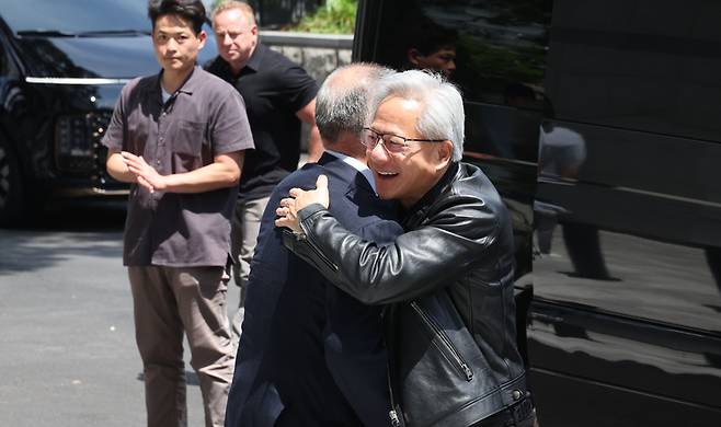 ▲ 젠슨 황 엔비디아 최고경영자(CEO)가 8일 서울 서초구 현대자동차 본사에 방문해 정의선 현대차그룹 회장과 인사하고 있다. 연합뉴스