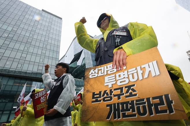전국화학섬유식품산업노동조합(화섬식품노조) 카카오지회(크루유니언) 조합원들이 지난달 20일 경기도 성남시 판교역 광장에서 '2026 임단협 승리 결의대회'를 열고 구호를 외치고 있다. 사진=연합뉴스
