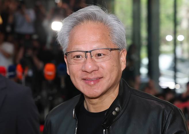 젠슨 황 엔비디아 최고경영자(CEO)가 8일 최태원 SK그룹 회장과 만나기 위해 서울 종로구 SK서린빌딩에 도착하고 있다. 연합뉴스