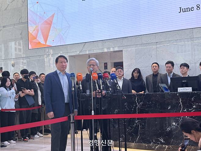 젠슨 황 엔비디아 최고경영자(CEO)와 최태원 SK그룹 회장이 8일 오전 서울 종로구 SK사옥에서 약식 기자회견을 하고 있다. 김유진 기자
