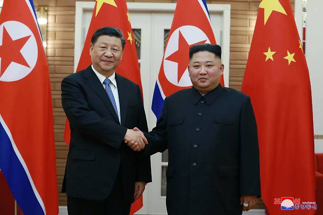 시진핑 중국 국가주석이 8~9일 북한을 국빈 방문한다고 중국과 북한이 5일 발표했다. 사진은 2019년 6월 20일 평양을 방문한 시진핑 중국 국가주석이 북중정상회담에 앞서 김정은 북한 국무위원장과 악수하는 모습. 조선중앙통신·연합뉴스 자료사진.