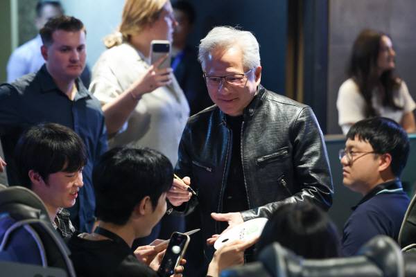 젠슨 황 엔비디아 최고경영자(CEO)가 7일 서울 서초구 포털 PC방에서 이용객들에게 사인해주고 있다. 연합뉴스