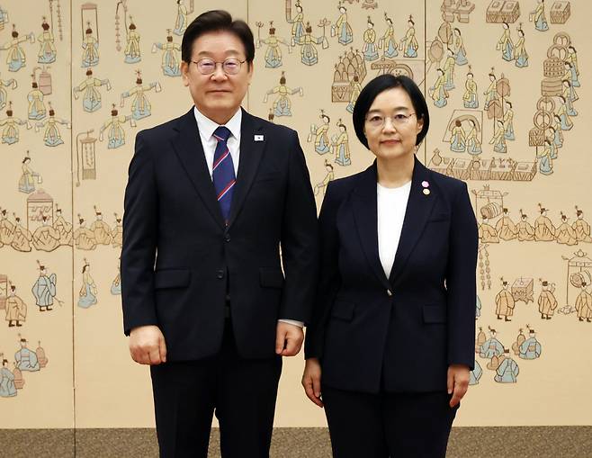 청와대는 7일 이재명 대통령이 신임 국무총리 후보자로 한성숙 중소벤처기업부 장관을 지명했다고 발표했다. 사진은 지난해 이 대통령이 한 장관에게 임명장 수여 후 기념 촬영을 하는 모습. 연합뉴스