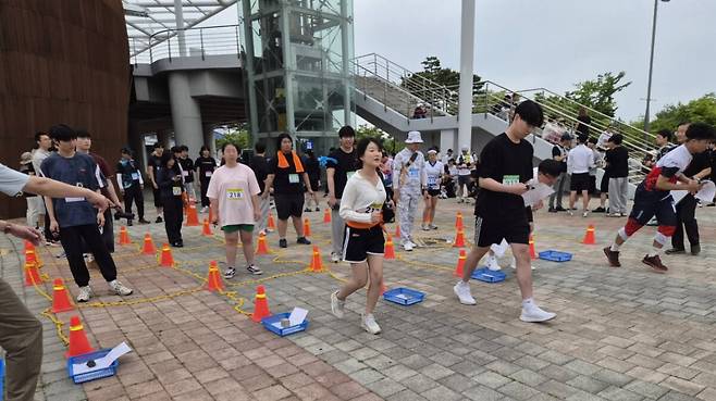 7일 인천 계양구 계양체육관에서 열린 2026 제19회 인천시 연맹회장배 전국오리엔티어링대회에서 참가 선수들이 지도와 나침반을 들고 목적지로 출발하고 있다. 인천시오리엔티어링연맹 제공