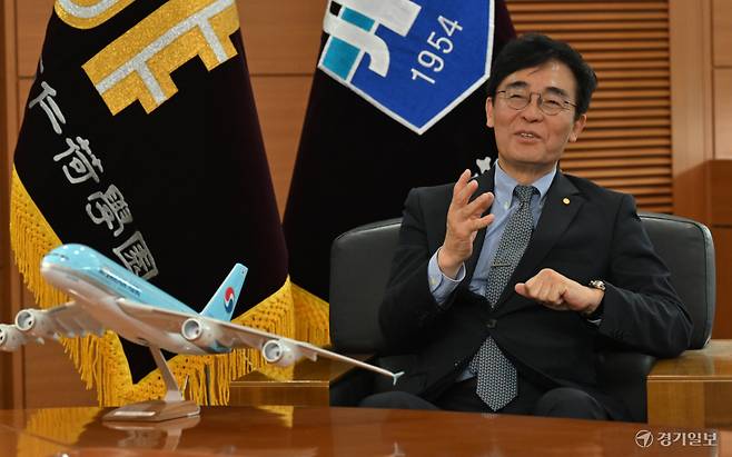조명우 인하대학교 총장이 인공지능(AI)와 바이오, 반도체 등 인천의 미래 산업과 지역 발전을 이끄는 대학의 역할을 강화하는 구상을 설명하고 있다. 조병석기자