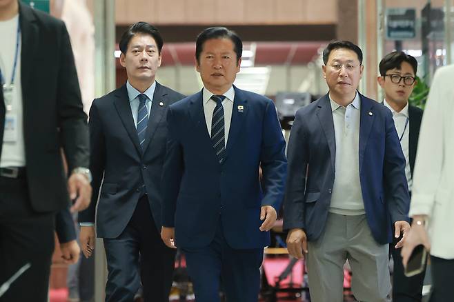 정청래 더불어민주당 대표가 8일 국회에서 비공개로 열린 최고위원회의에 참석하고 있다. [연합뉴스]