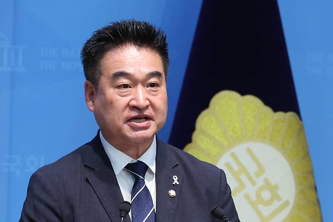 최혁진 무소속 의원이 8일 서울 여의도 국회 소통관에서 더불어민주당 복당 기자회견을 하고 있다. [사진출처=뉴스1]