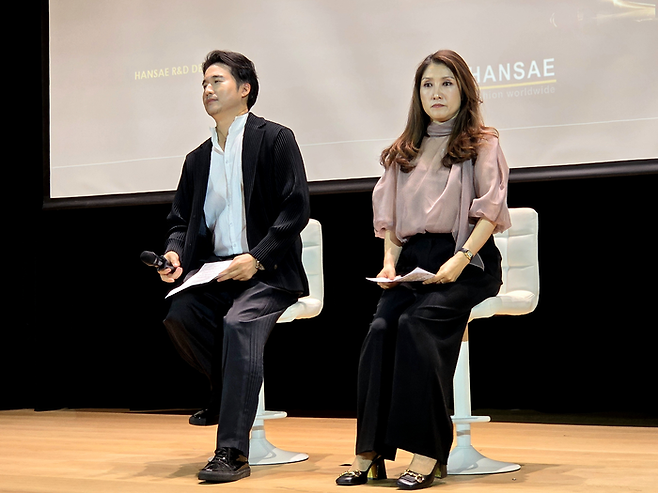 8일 서울 강남구 섬유센터 17층 섬유패션클럽에서 김익환 한세실업 부회장(왼쪽)과 손지연 한세실업 R&D본부 이사(오른쪽)가 취재진과 질의응답을 진행하고 있다. [김혜진 기자]
