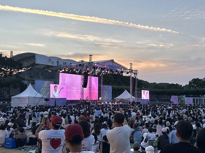 저녁에는 등나무운동장 무대에서 가수 10cm의 공연이 열렸다/사진=김지은 여행+ 기자