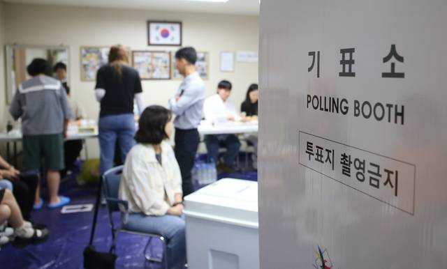 지난 3일 오전 청주시 남광하우스스토리아파트 A단지 경로당에 마련된 율량사천동 제11투표소에서 시민들이 투표하고 있다. 뉴시스