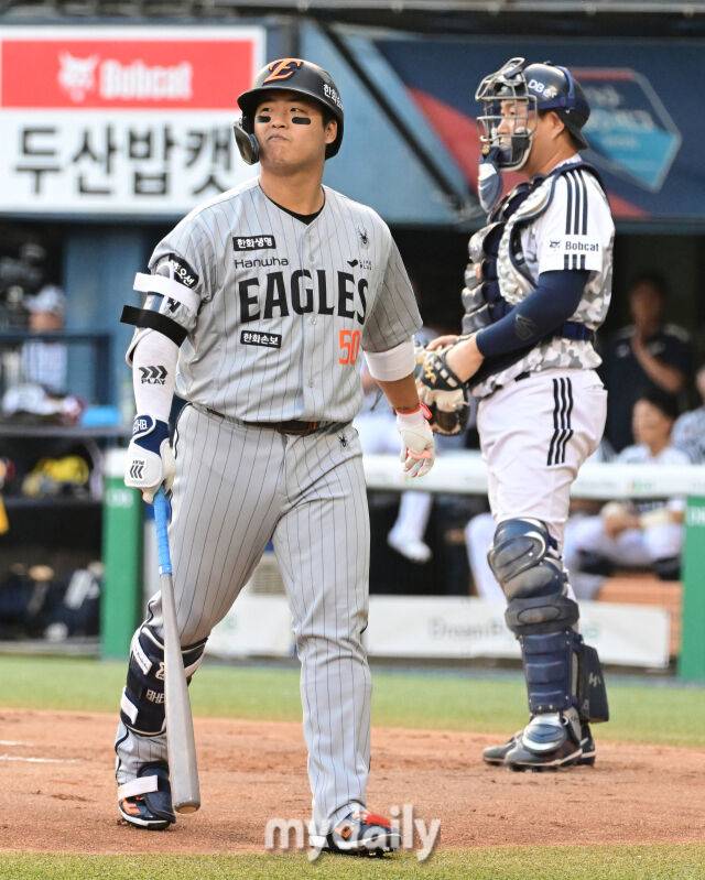 2026년 6월 2일 오후 서울 잠실구장에서 열린 '2026 신한 SOL KBO리그' 한화 이글스와 두산 베어스의 경기. 한화 강백호가 2회초 선두타로 나와 삼진을 당한 뒤 아쉬워하고 있다./마이데일리