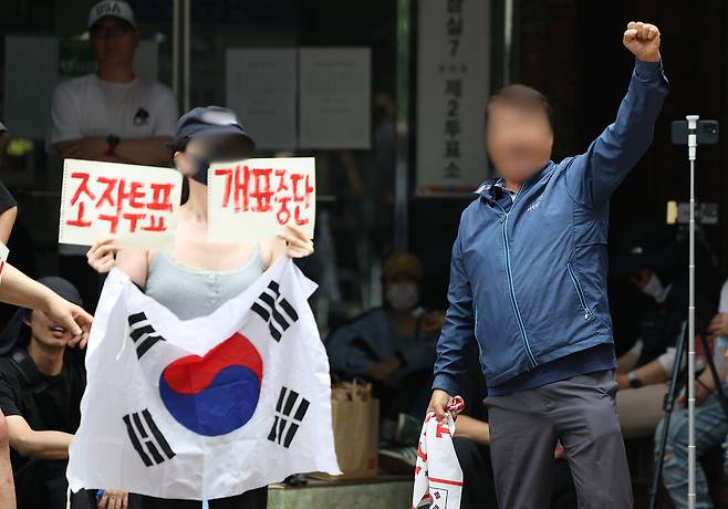 전날 9회 전국동시지방선거 및 국회의원 재·보궐선거 투표용지 부족으로 투표 시간이 오후 10시까지 연장됐던 서울 송파구 잠실7동 제2투표소 앞에서 4일 투표함 반출에 반대하는 시민들이 구호를 외치고 있다. 2026.6.4 [연합]
