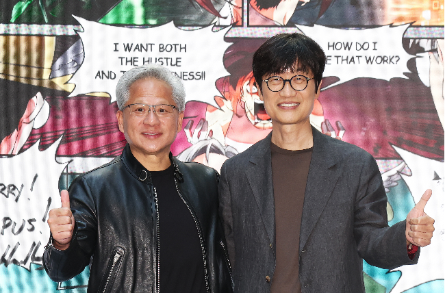 젠슨 황 엔비디아 최고경영자(CEO)가 8일 경기도 성남시 네이버 1784 사옥을 방문해 이해진 네이버 의장과 포즈를 취하고 있다. [연합]