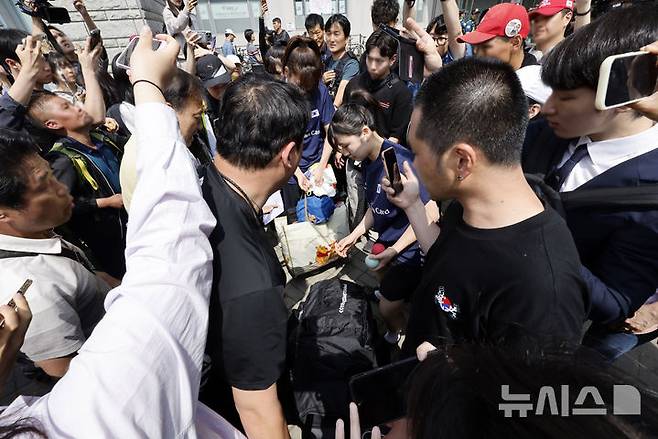 [서울=뉴시스] 김혜진 기자 = 제9회 전국동시지방선거 투표용지 부족 사태에 항의하며 개표소 봉쇄 시위를 벌이는 시민들로 인해 서울 송파구 올림픽공원 핸드볼경기장 출입이 통제된 가운데 8일 여자주니어핸드볼 국가대표 선수들이 경기장 내부에 보관 중인 훈련 장비를 가지고 경기장을 나서고 있다. 2026.06.08. jini@newsis.com