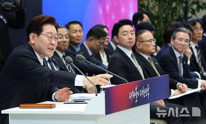 [서울=뉴시스] 고범준 기자 = 이재명 대통령이 8일 청와대 영빈관에서 열린 취임 1주년 기자회견 '대체불가 대한민국'에서 발언하고 있다. 2026.06.08. bjko@newsis.com