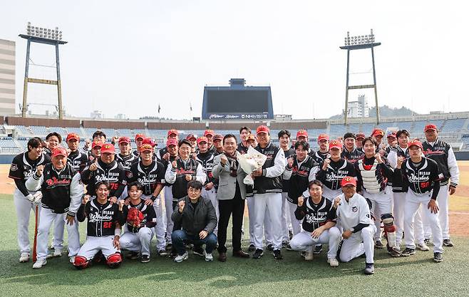 [서울=뉴시스] NC 다이노스를 상대로 창단 첫 승리를 거둔 울산 웨일즈. (사진=울산 웨일즈 제공). 2026.03.25. *재판매 및 DB 금지