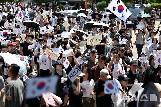 [서울=뉴시스] 김선웅 기자 = 제9회 전국동시지방선거 투표용지 부족 사태에 항의하며 개표소 봉쇄 시위를 이어가는 시민들이 6일 서울 송파구 올림픽공원 핸드볼경기장에 설치된 개표소 앞에서 재선거를 요구하고 있다. 2026.06.06. mangusta@newsis.com