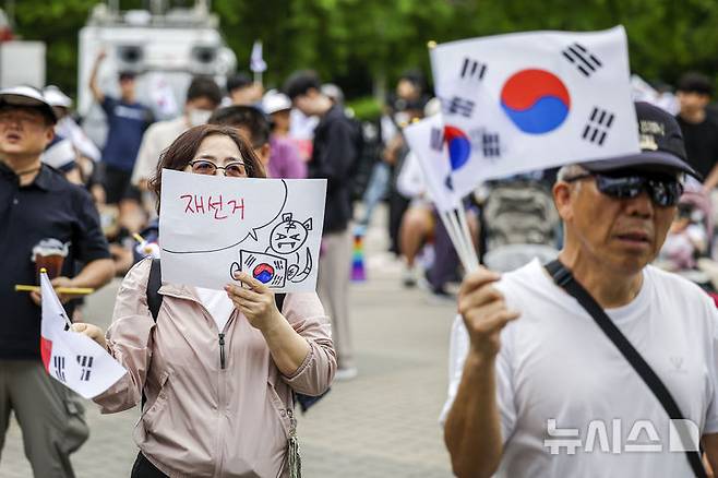 [서울=뉴시스] 정병혁 기자 = 제9회 전국동시지방선거 투표용지 부족 사태에 항의하며 개표소 봉쇄 시위를 이어가는 시민들이 7일 서울 송파구 올림픽공원 핸드볼경기장에 설치된 개표소 앞에서 재선거를 요구하고 있다. 2026.06.07. jhope@newsis.com