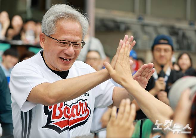 7일 서울 잠실야구장에서 열린 2026 프로야구 KBO리그 키움 히어로즈와 두산 베어스의 경기에서 젠슨 황 엔비디아 최고경영자(CEO)가 시구를 마치고 팬들과 인사를 하고 있다. 사진공동취재단