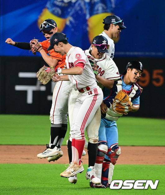 [OSEN=대전, 조은정 기자]제4회 한화이글스배 고교vs대학 홈런더비 결승전이 8일 대전한화생명볼파크에서 열렸다.고교 올스타는 18세 이하 청소년 대표팀을 맡고 있는 덕수고 정윤진 감독이 지휘한다. 대학 올스타는 23세 이하 대표팀 사령탑인 성균관대 이연수 감독이 이끈다. 양 팀 선수단은 프로 10개 구단 스카우트 팀장들의 협의를 통해 선발됐다.고교팀이 승리를 기뻐하고 있다. 2026.06.08 /cej@osen.co.kr