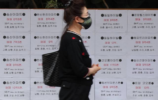 ▲7일 한국부동산원 자료에 따르면 올해 현재까지 서울 전세 누적 상승률은 지난해 같은 기간의 약 6배 수준으로 전국에서 가장 큰 폭의 상승률을 나타냈다. 서울 내 주요 정비사업이 진행되며 멸실이 늘어나면 전셋값이 더 오를 것이라는 우려가 나온다. 사진은 이날 서울의 한 공인중개사에 붙어 있는 매물. ⓒ연합뉴스