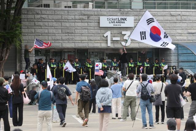 ▲6·3 지방선거 투표용지 부족 사태를 규탄하며 재선거를 요구하는 '잠실 개표소 봉쇄 시위'가 계속되고 있는 8일 서울 송파구 올림픽공원 핸드볼경기장 출입구 앞에서 참가자들이 구호를 외치고 있다. ⓒ연합뉴스