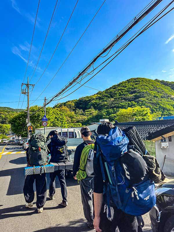 훈련을 위해 매주 2~3회씩 함께 산으로 향하는 대원들. 원정대 공식 훈련 외에도 별도로 대원들이 만나 훈련 산행과 등반을 한다. 부산지역 대학산악부 재학생들을 주축으로 6,000m대 미등봉인 PK39 원정대가 꾸려졌다.