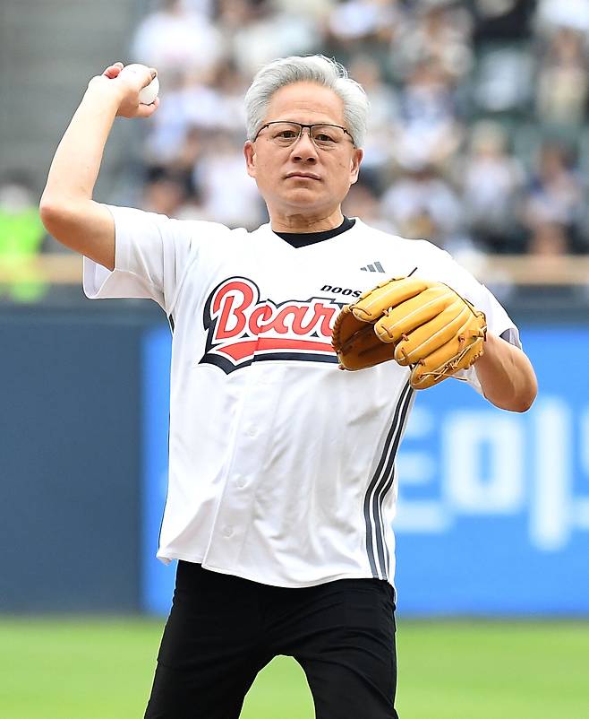 젠슨 황 엔비디아 최고경영자(CEO)가 7일 서울 잠실야구장에서 열린 2026 KBO리그 키움 히어로즈와 두산 베어스의 경기 시작 전 시구를 하고 있다. 사진공동취재단·연합뉴스