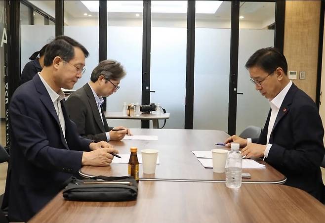 위성곤 제주지사 당선인(오른쪽)이 8일 민선 9기 제주도지사직 인수위원회 위원장 등과 회의하고 있다. 위성곤 당선인 SNS