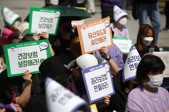 여성단체와 보건단체 등 낙태죄 폐지 1년 4.10 공동행동이 2022년 4월 10일 서울 종로구 보신각 앞에서 집회를 열고 유산유도제 즉각 도입, 임신중지 의료행위에 대한 건강보험 적용, 재생산 및 성에 관한 건강과 권리 포괄적 보장 등을 촉구하고 있다. 뉴시스