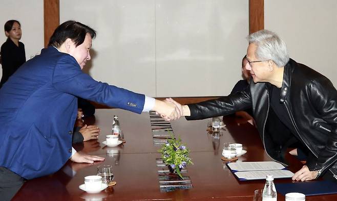 젠슨 황 엔비디아 최고경영자(CEO)는 8일 국내 여러 기업을 직접 방문하며 국내 기업과의 협업 의사를 공고히 했다. 사진은 이날 서울 종로구 SK서린사옥에서 만난 황 CEO(오른쪽)와 최태원 SK그룹 회장이 악수를 하는 모습.&nbsp;SK하이닉스 제공