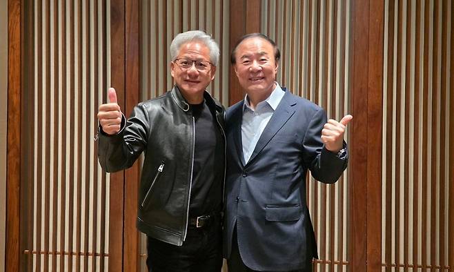 젠슨황, 전영현 삼성 부회장과 면담 젠슨 황 엔비디아 최고경영자(CEO·왼쪽)와 전영현 삼성전자 부회장이 8일 서울 중구 신라호텔에서 기념사진을 촬영하고 있다. 삼성전자 제공