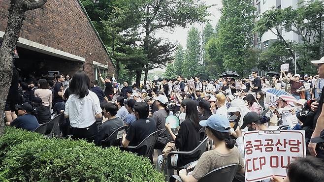 4일 정오 경까지 투표함 봉쇄가 이어지고 있는 송파구 잠실우성아파트 노인정 앞이 시위 일행으로 둘러싸여 있다.
