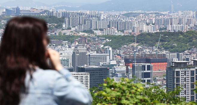 지난달 서울 아파트 경매 낙찰가율이 일부 재건축 아파트와 외곽 구축 강세로 2개월 연속 100%를 웃돈 것으로 나타났다. ⓒ연합뉴스