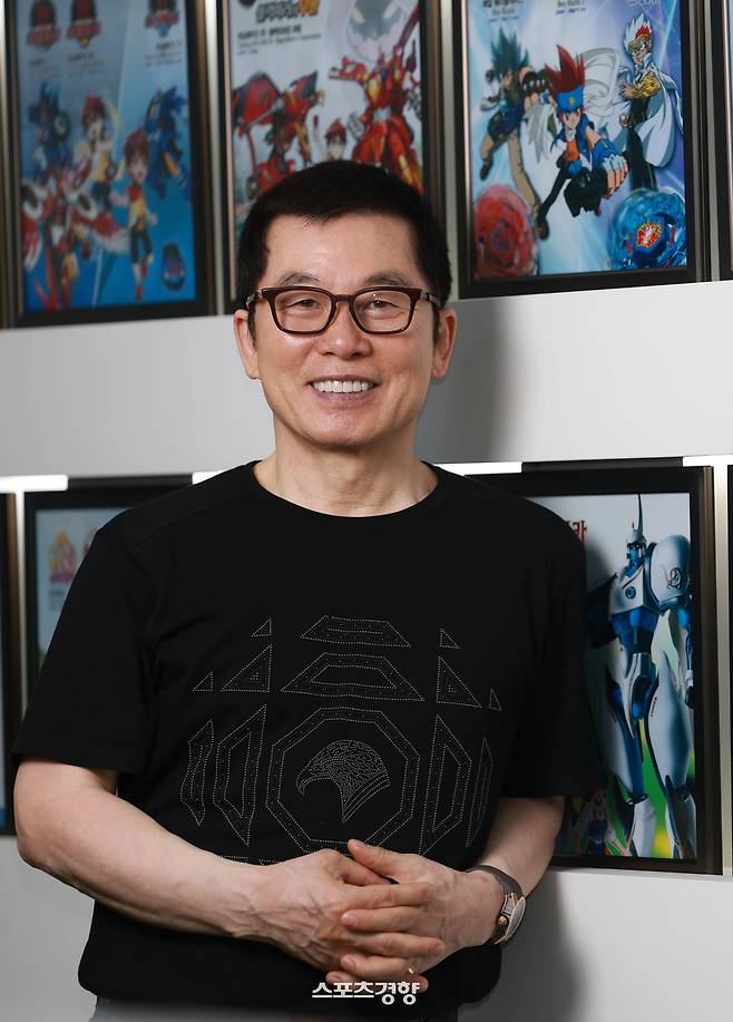 최신규 초이크리에이티브랩 대표가 지난 5월 27일 사무실 복도에 걸린 수많은 애니메이션 포스터를 배경으로 웃고 있다. 모두 최신규 대표가 투자한 작품들이다. 정지윤 선임기자
