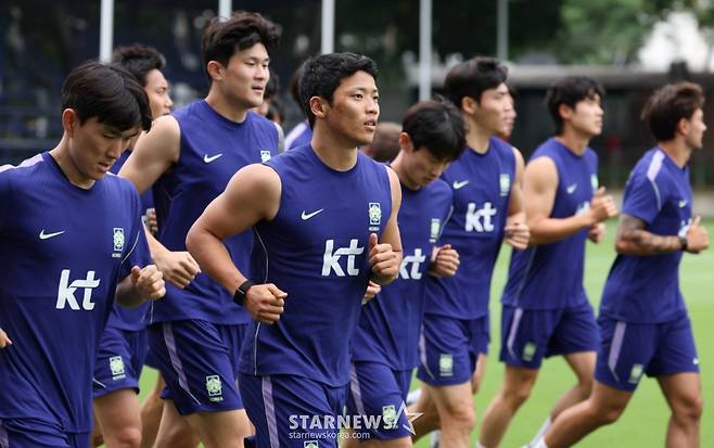 대한민국 축구 국가대표팀이 2026 북중미월드컵을 앞두고 7일 멕시코 과달라하라 치바스 베르데바예에서 훈련을 진행했다.  황희찬을 비롯한 선수들이 러닝 훈련을 하고 있다. /사진=김진경 대기자