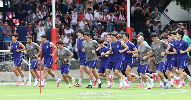 대한민국 축구 국가대표팀이 2026 북중미월드컵을 닷새 앞두고 6일 멕시코 과달라하라 치바스 베르데바예에서 첫 훈련을 진행했다.  손흥민을 비롯한  대표팀 선수들이 러닝 훈련을 하고 있다.  홍명보호는 오는 6월 12일 오전 11시(한국시간) 체코와 운명의 조별리그 1차전, 그리고 일주일 뒤인 19일 오전 10시 개최국 멕시코와 분수령이 될 2차전이 바로 이곳 과달라하라에서 치른다. /사진=김진경 대기자