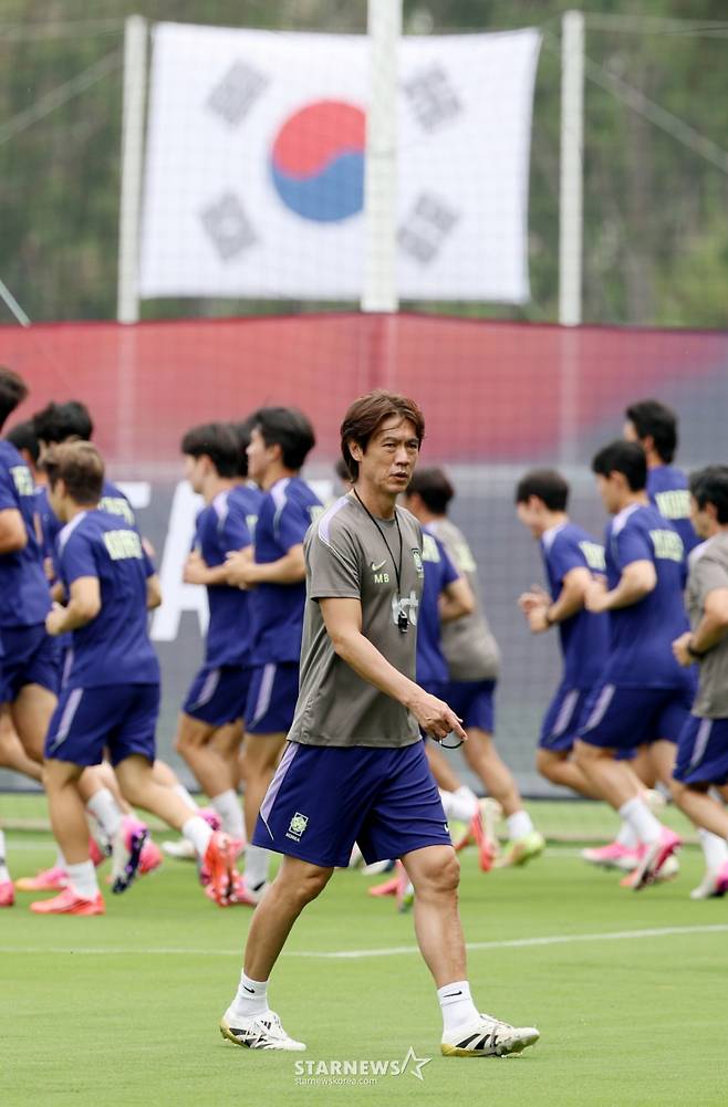 대한민국 축구 국가대표팀이 2026 북중미월드컵을 앞두고 7일 멕시코 과달라하라 치바스 베르데바예에서 훈련을 진행했다.  홍명보 감독이 상념에 잠긴 채 그라운드를 걷고 있다. /사진=김진경 대기자